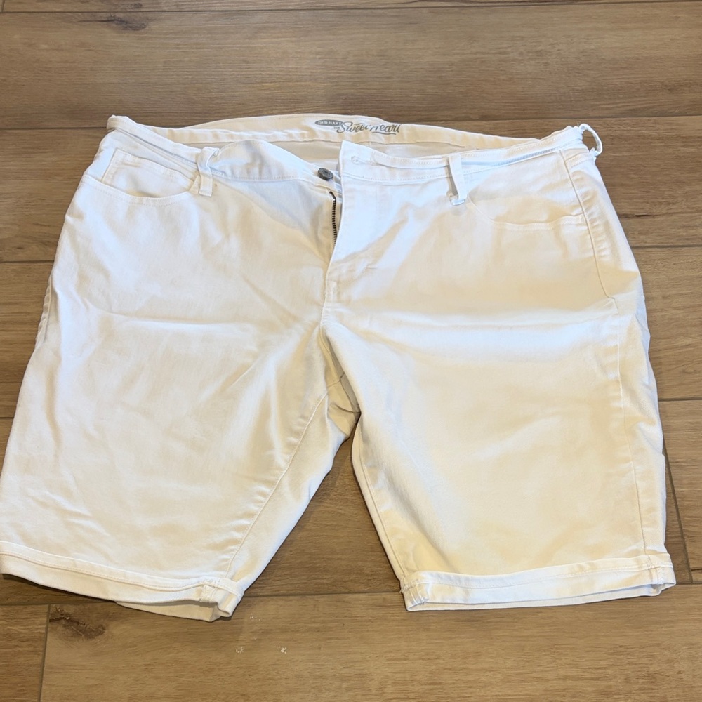 Old Navy Women's Cream Flat Front Shorts